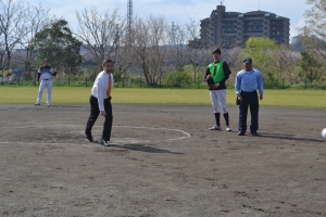石川会長　始球式