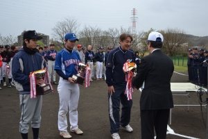 優勝カップ返還